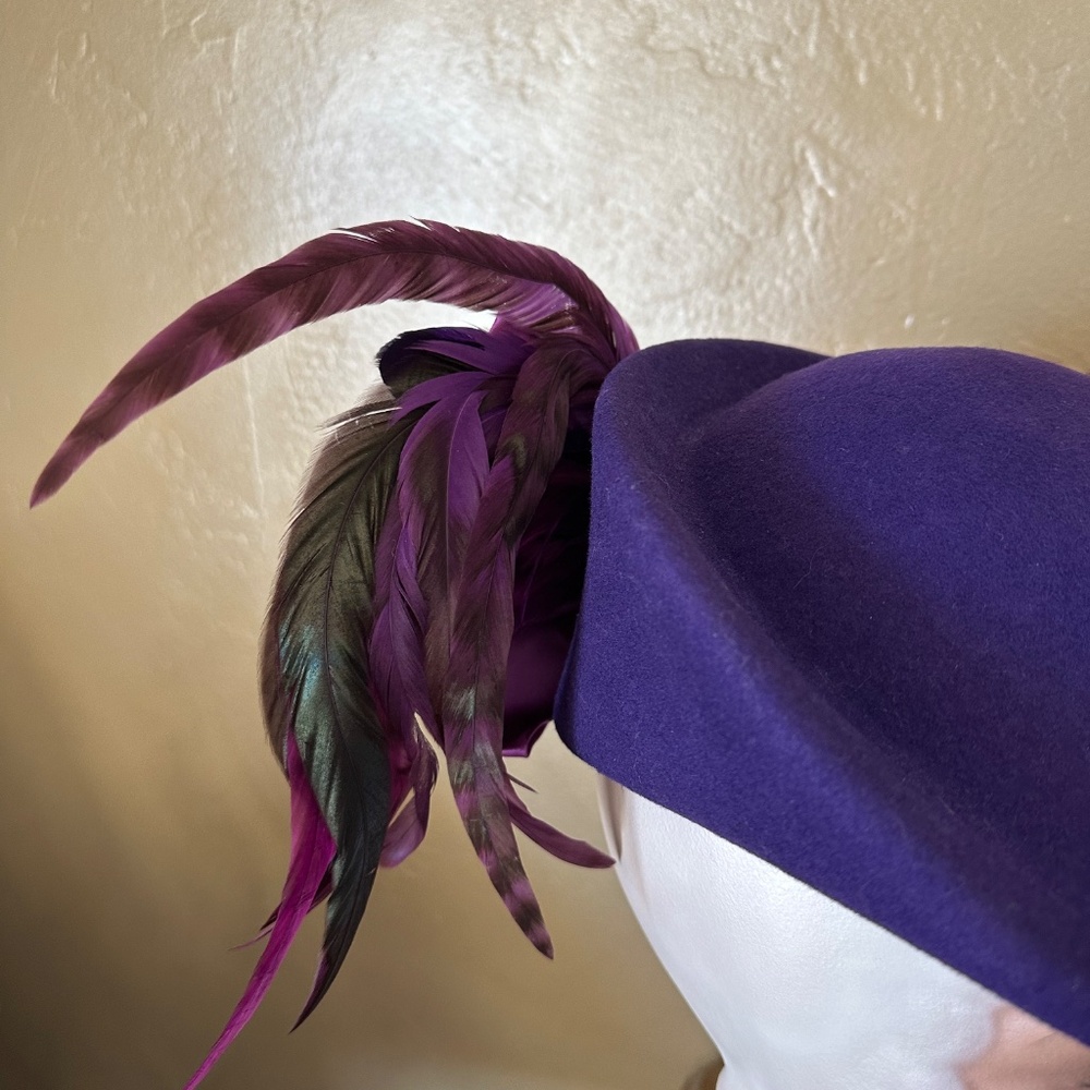 SMASHING 70s' BLUISH PURPLE HAT WITH LONG FEATHERS + LAVENDER FABRIC BOW AT BACK - Picture 3 of 14